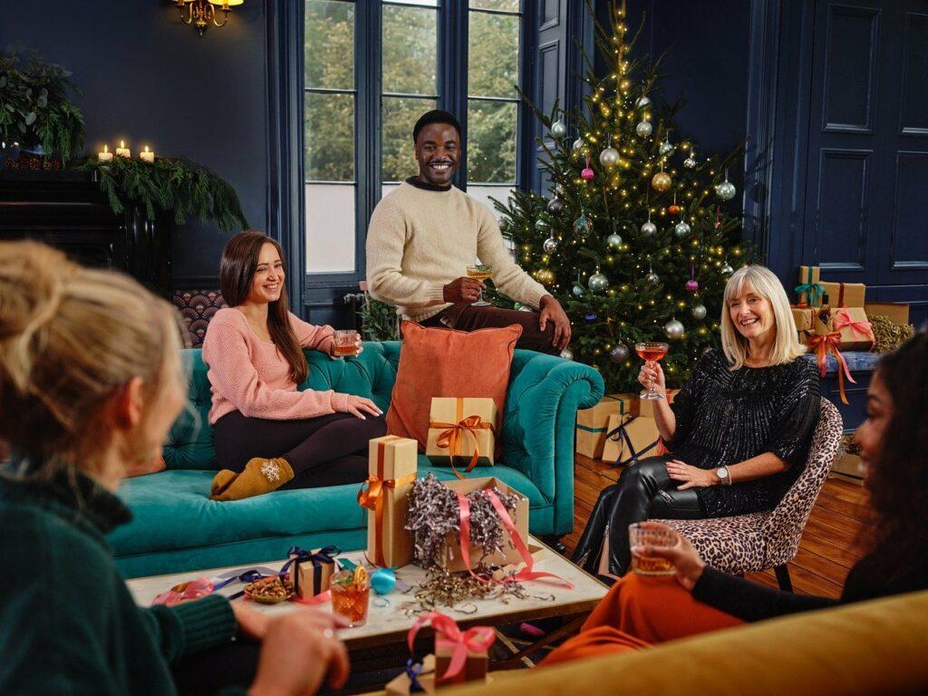 Familie feiert gemeinsam vor dem Weihnachtsbaum